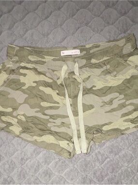 SO Camo Drawstring Athletic Shorts - Olive/Tan